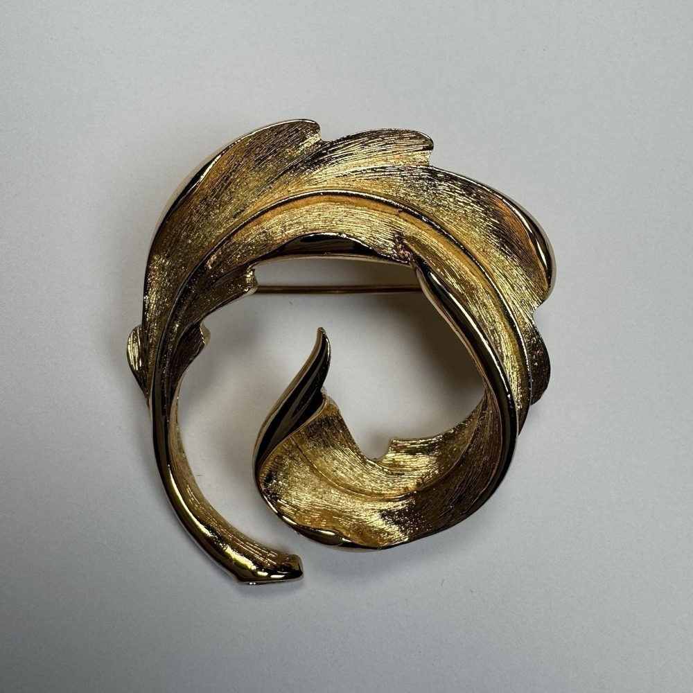 Vintage Monet Gold-Tone Leaf Swirl Brooch Pin J0174